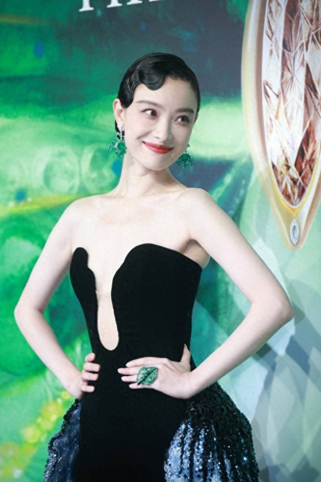 而倪妮疑似没有穿内衣,还引起了很多网友的讨论,有人觉得这不是什么