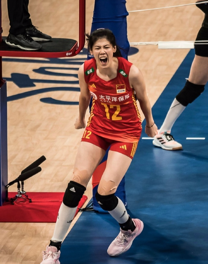 女排真核!李盈莹全场26分 决胜局9分救主,梦回18年再成美国噩梦