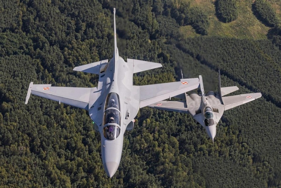波兰空军飞行员驾驶fa50gf轻型战斗机完成首次单人飞行