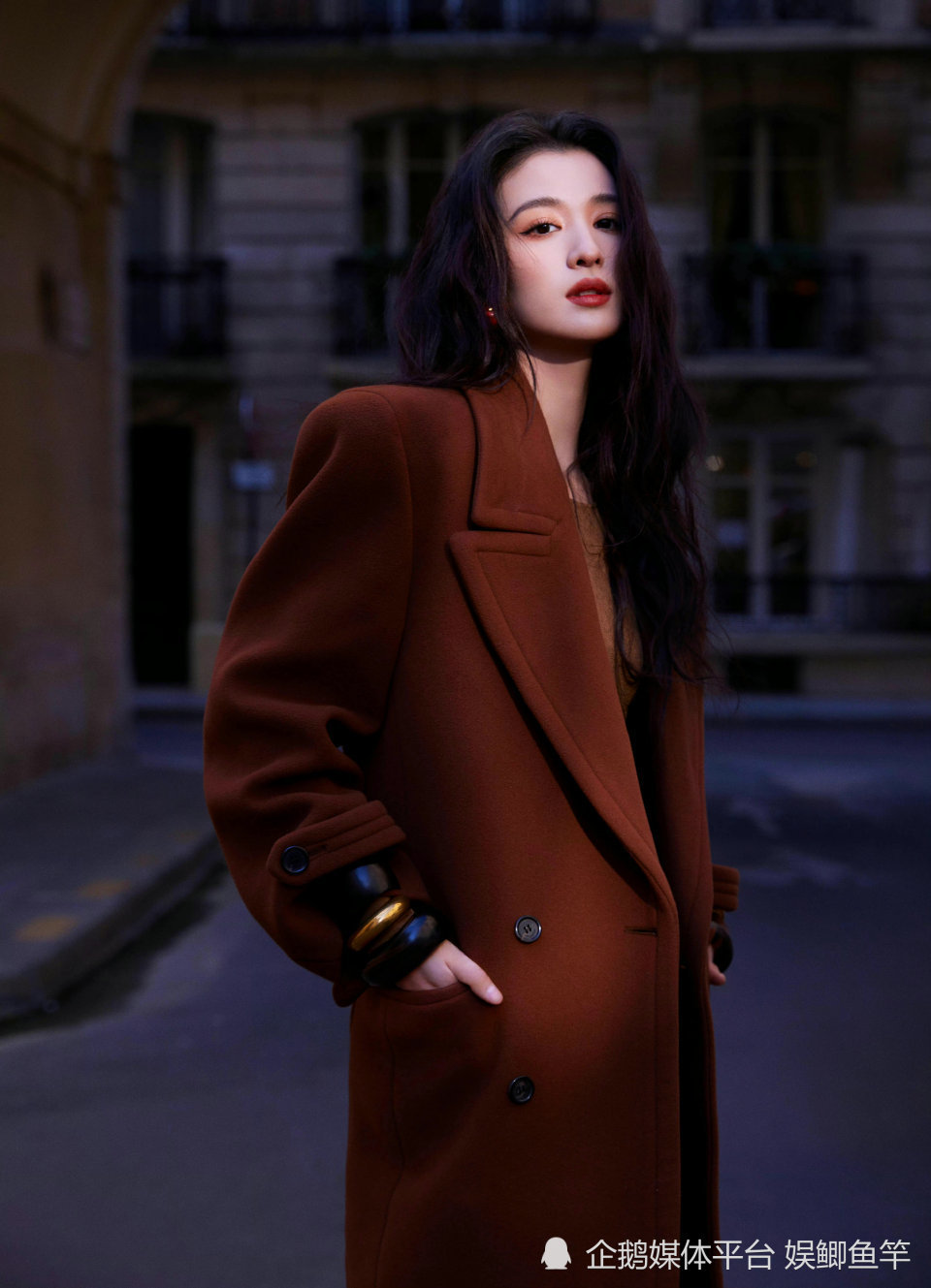 24岁美女王楚然,巴黎街头大放异彩,神仙姐姐二代果不虚传啊!