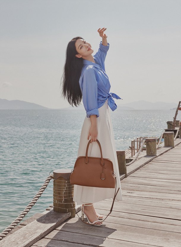 金裕贞穿上挂脖式衬衫搭配白色网眼手提包干练魅力尽显都市风范