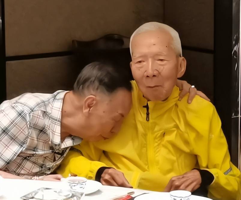 相声大师杨达病逝，与黄俊英搭档50年，6月坐轮椅露面已反应迟缓_腾讯新闻