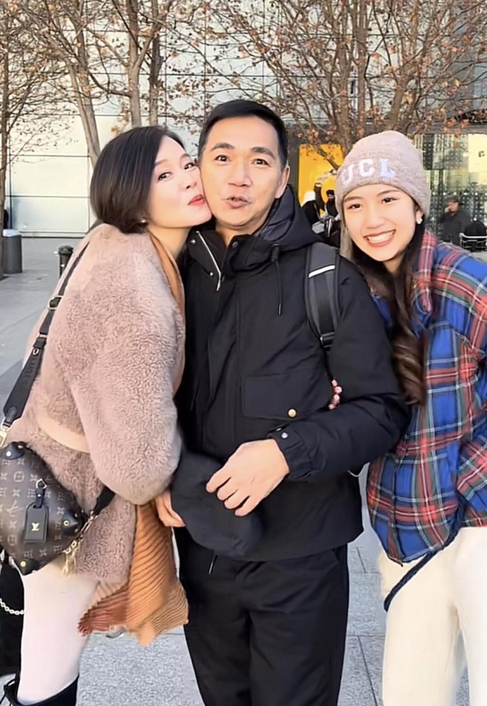 58岁港星骆达华去英国过年,妻子在街头踮脚献吻,学霸女儿颜值高