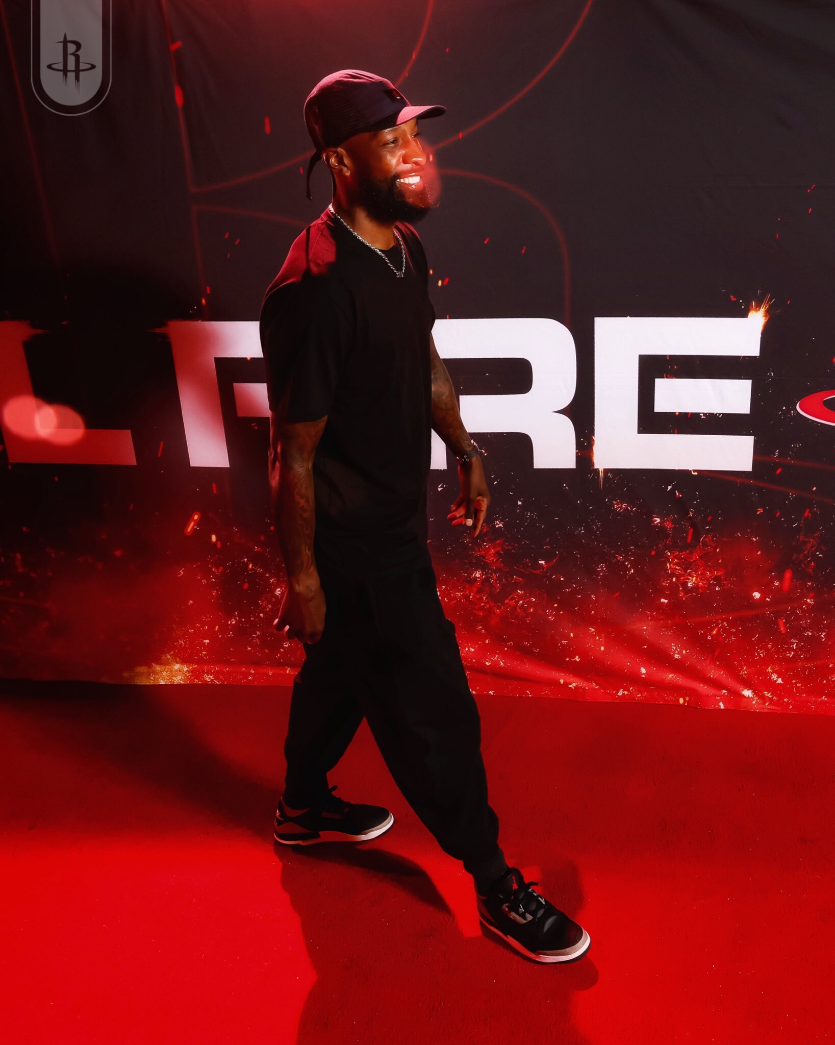 火箭眾將步入今日比賽場館，杜蘭特低調出鏡 - 