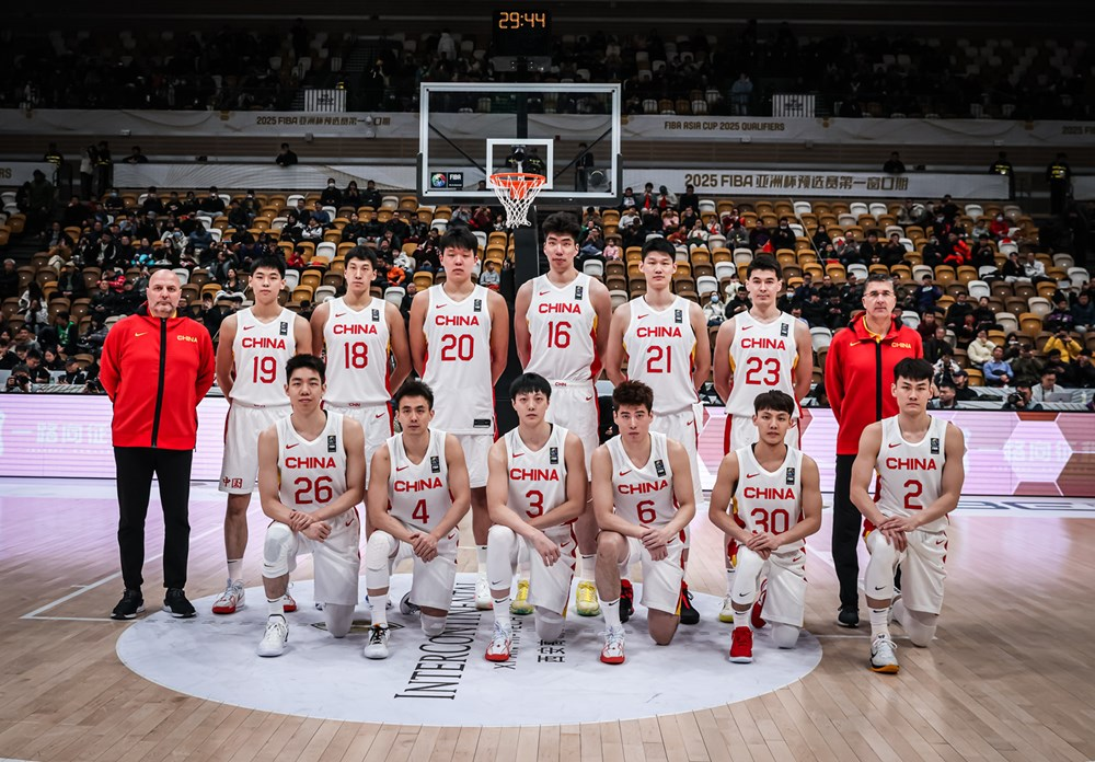 开局中国男篮状态慢热,外线连续打铁,内线强攻也不中,蒙古男篮反客为