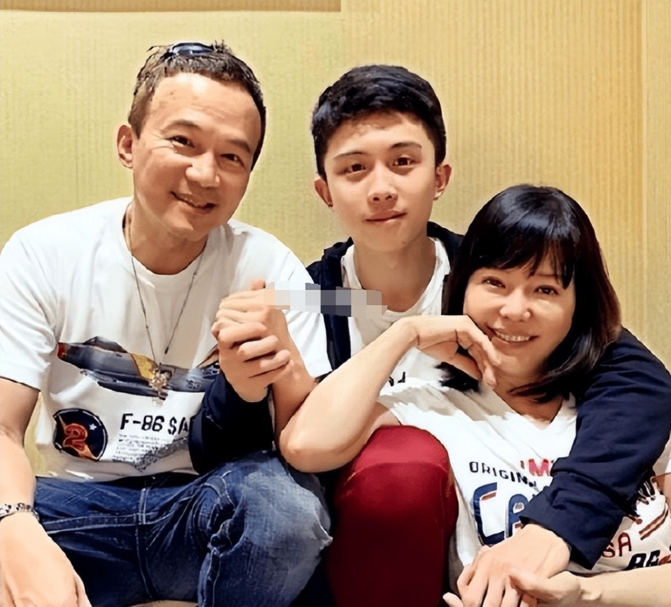 儿子进精神病院却怪前女友?窒息母亲狄莺,还在为自己的错找借口