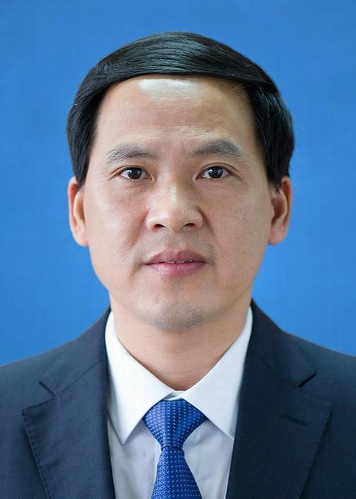 省委党校研究生学历,曾任上虞市委副书记,新昌县代县长,县长,县委书记