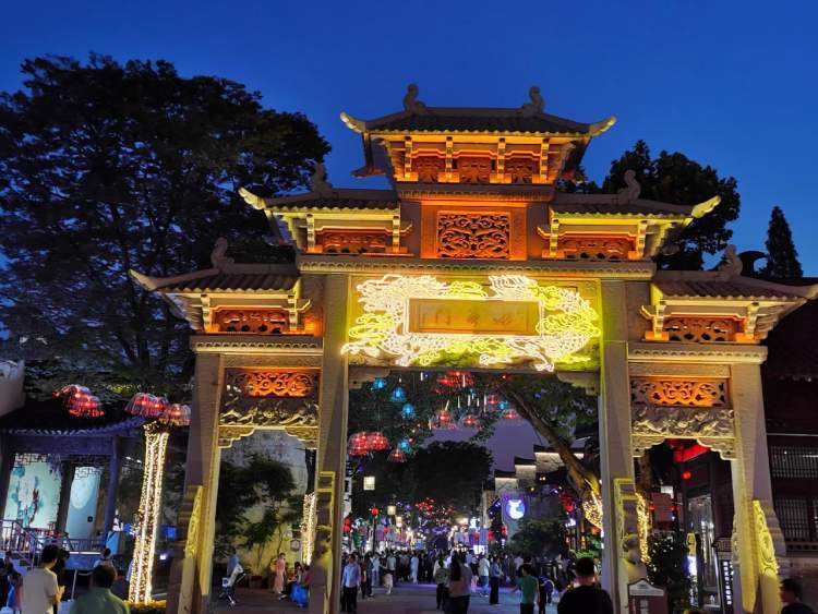 水亭门文化街也是衢州地域历史文脉的象征,等到华灯初上,夜景美不胜收