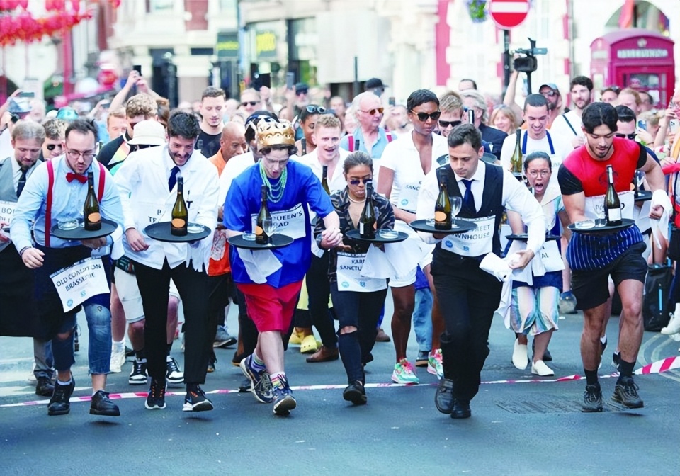 服务员赛跑,拼的是"稳"_腾讯新闻