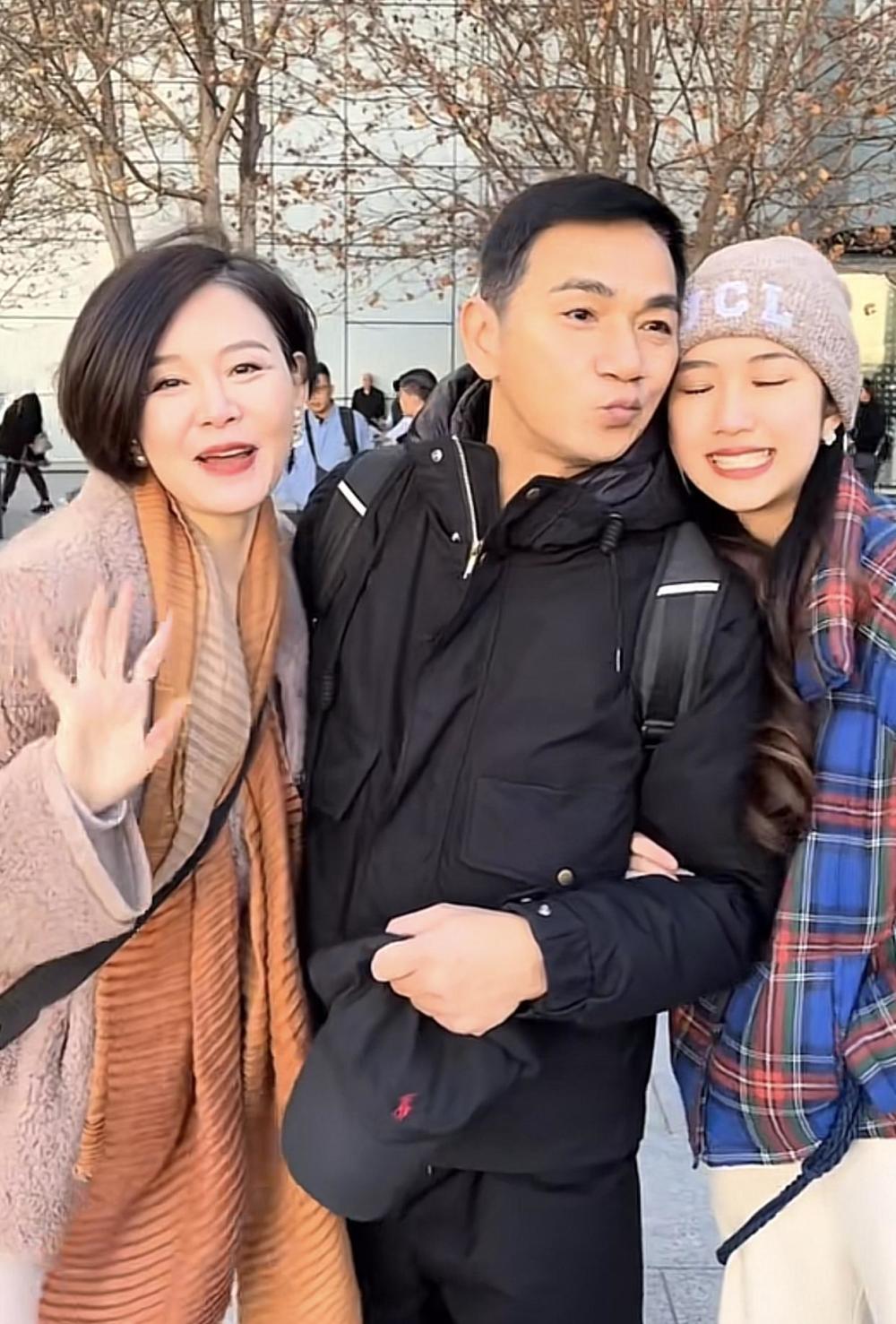 58岁港星骆达华去英国过年妻子在街头踮脚献吻学霸女儿颜值高