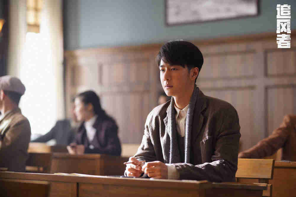 谍战剧《追风者》的故事发生在1930年的上海,王一博饰演的外乡人魏若