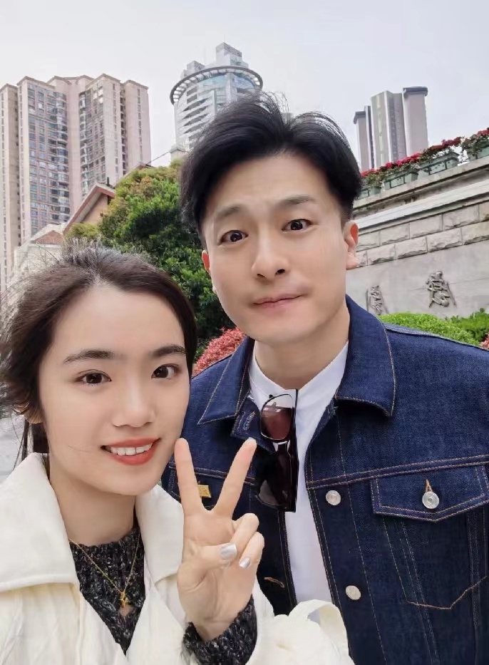 雷佳音参加上戏校友会,美女老婆青春靓丽太吸睛,孙艺洲夫妇露面_腾讯