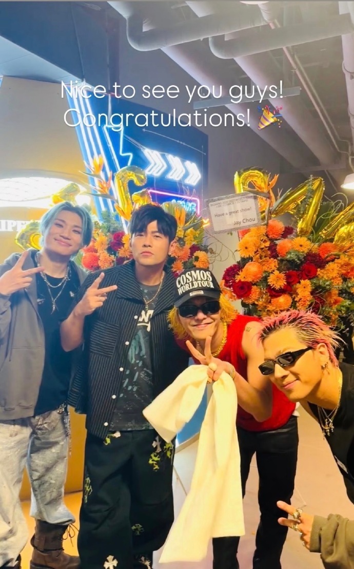 周杰伦带昆凌现身BIGBANG演唱会，晒与权志龙合影，昆凌吊带背心很青春