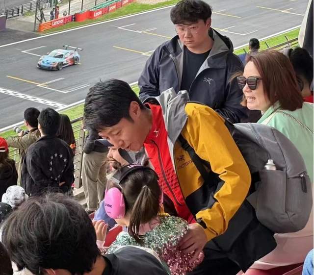 何猷君晒f1赛场照,抱4岁儿子与谷爱凌合影,何广燊身高随奚梦瑶