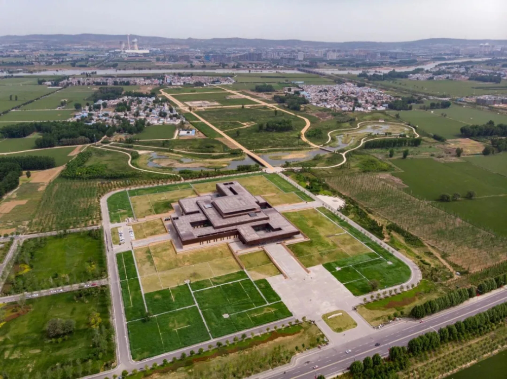 二里头夏都遗址博物馆安阳殷墟景区循着历史的车轮,我们在殷墟的风中