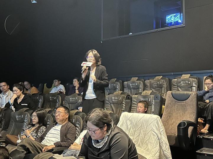 在《雪豹》里,我们跟着导演的镜头,好像沉浸式地走进了藏地,酣畅淋漓
