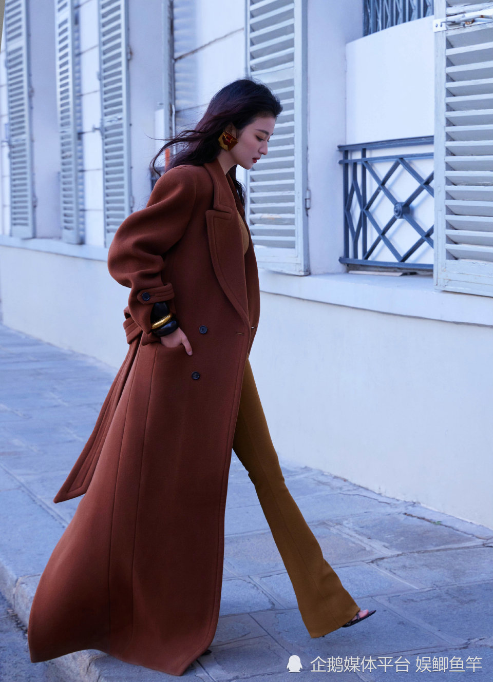 24岁美女王楚然,巴黎街头大放异彩,神仙姐姐二代果不虚传啊!