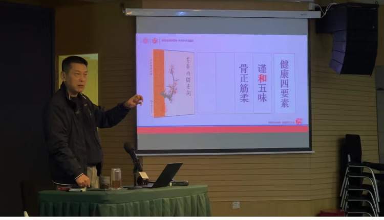 晚上开课前,上海曙光医院骨伤科主任詹红生和记者聊起了自己的出诊