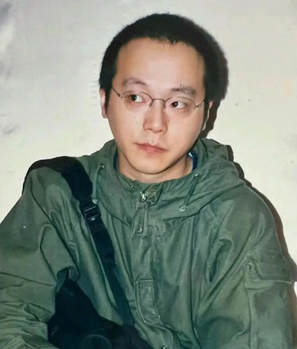 55岁窦唯罕露面!