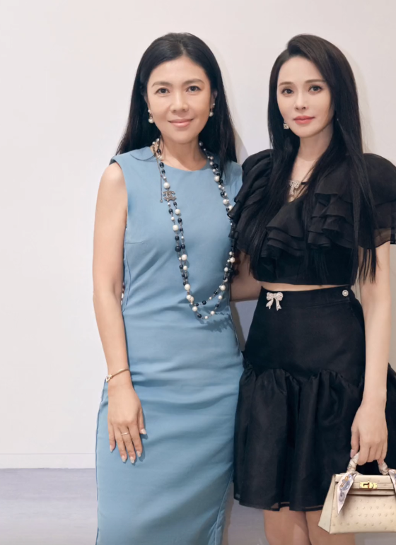 伊能静与苏芒看展,婚礼丑照一事再被提及,网友:怎么还跟她玩