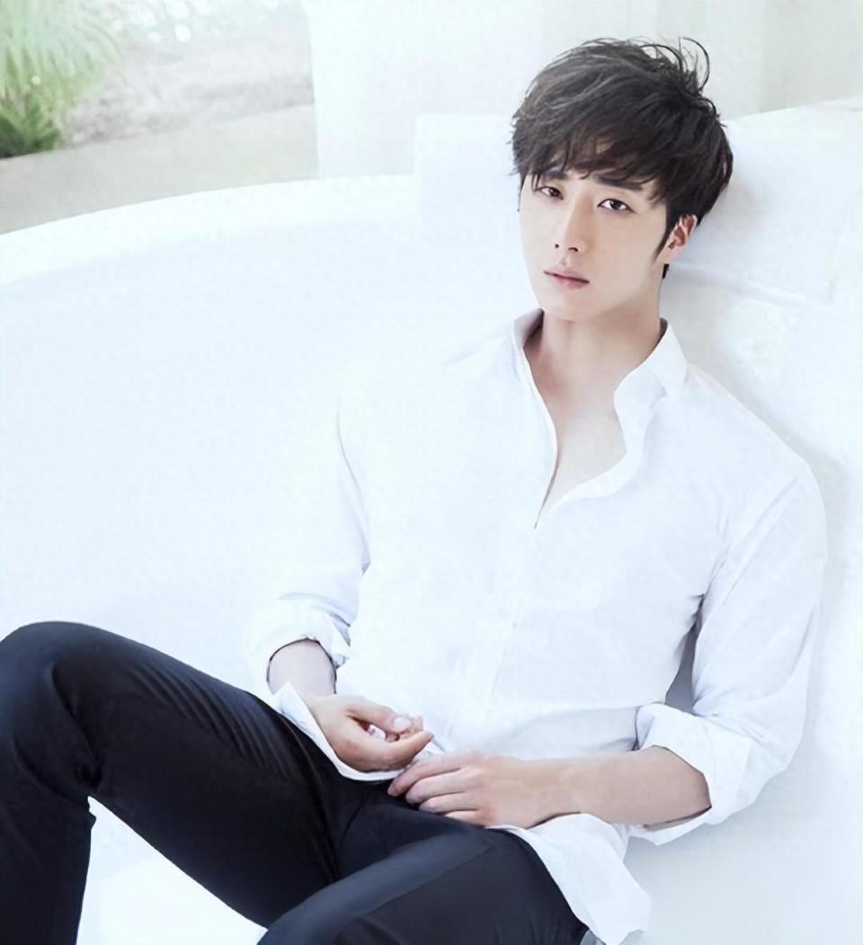 他和李敏镐高中就是好友人气很高女学生专门到校门口来看他