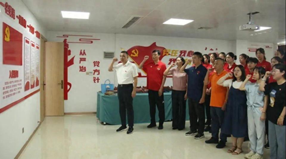 女排2小将已被证实离队！李盈莹恢复良好开始扣球，美国站或登场