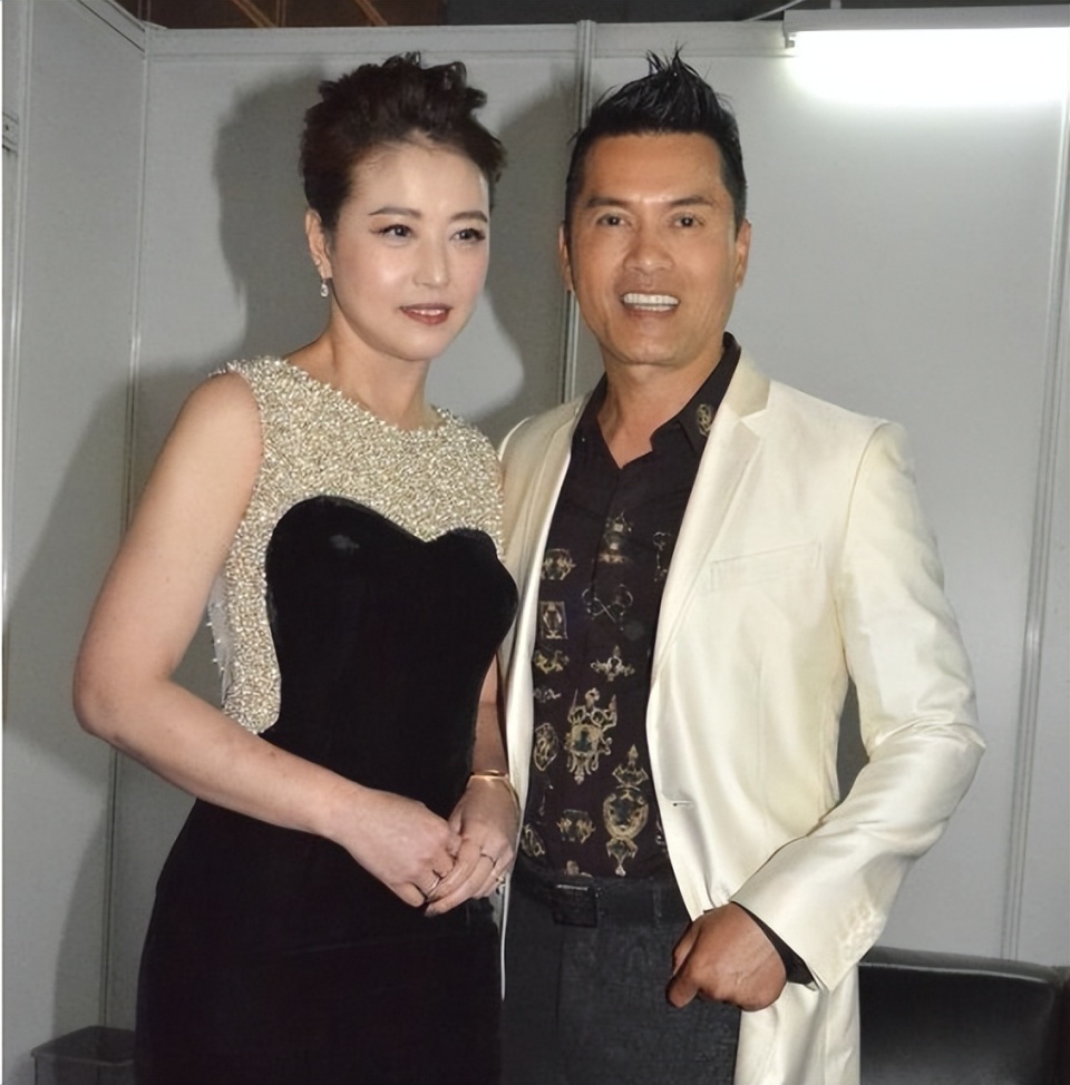 57岁周海媚去世,前任吕良伟发文悼念:愿你在另一个世界继续欢笑