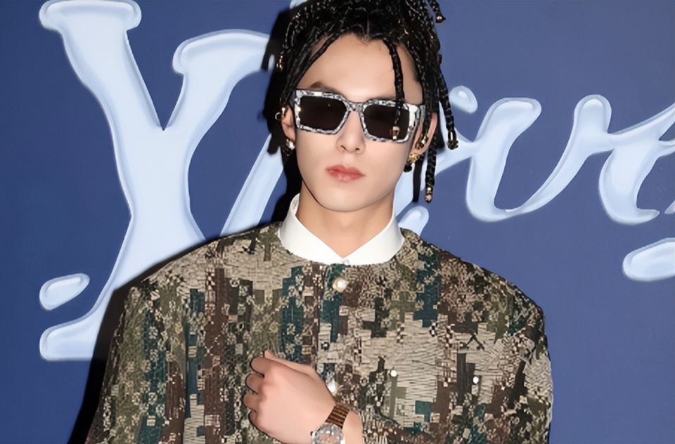 35岁朱一龙对比38岁宋仲基,谁骨相好,谁皮相差,全显出来了