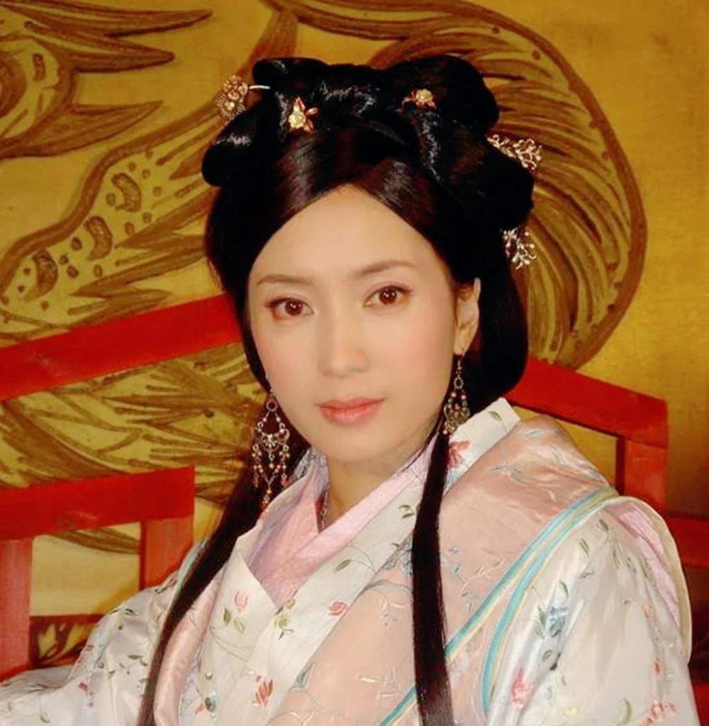 《昭君出塞》里的冯昭仪;《继父》里的红霞;《大敦