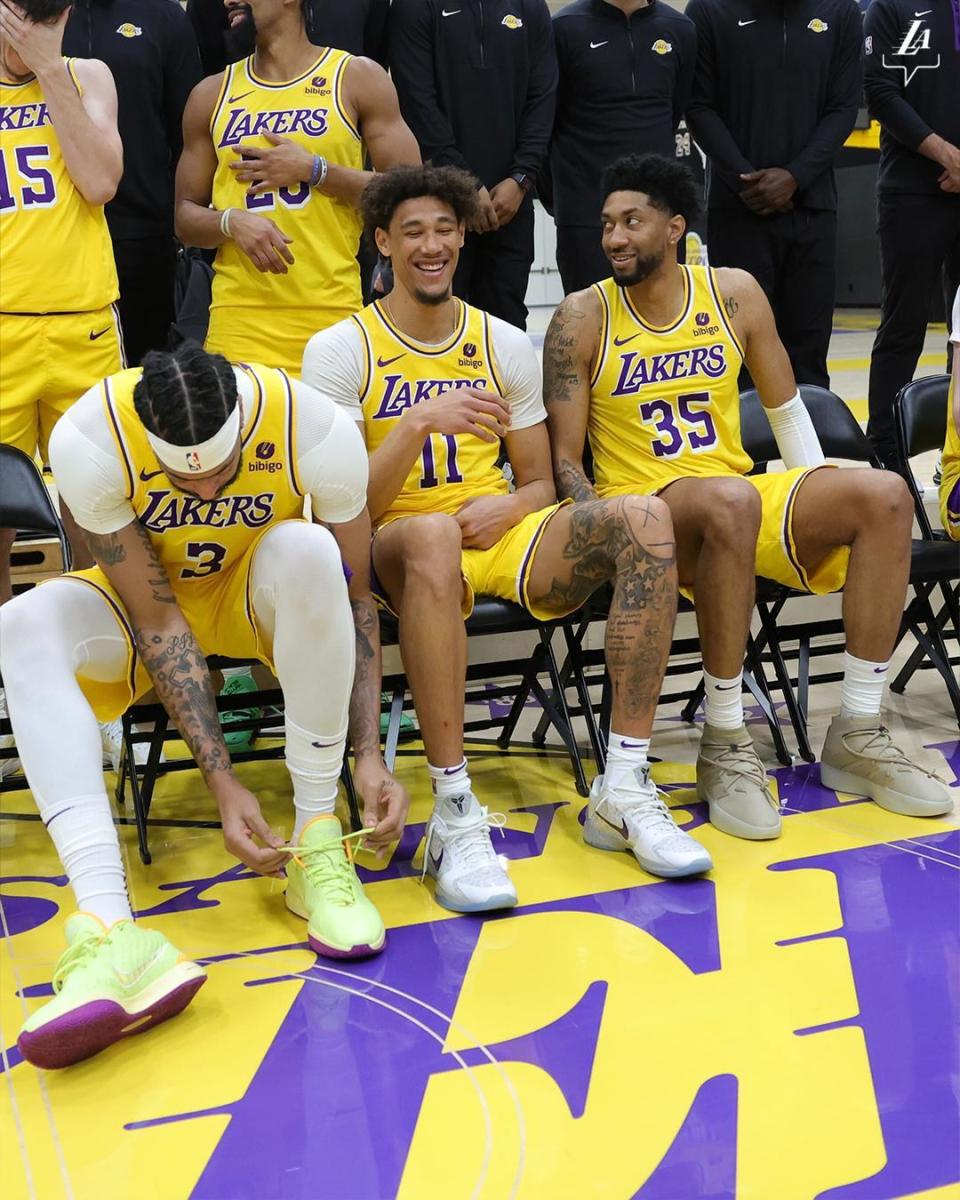 湖人拍摄全家福!詹皇佩总浓眉c位 剩余两战最高冲第7最差跌第10