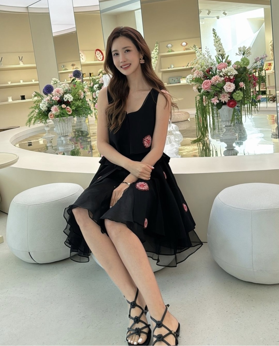 李多海的夏季露脐装,魅力十足,尽显可爱