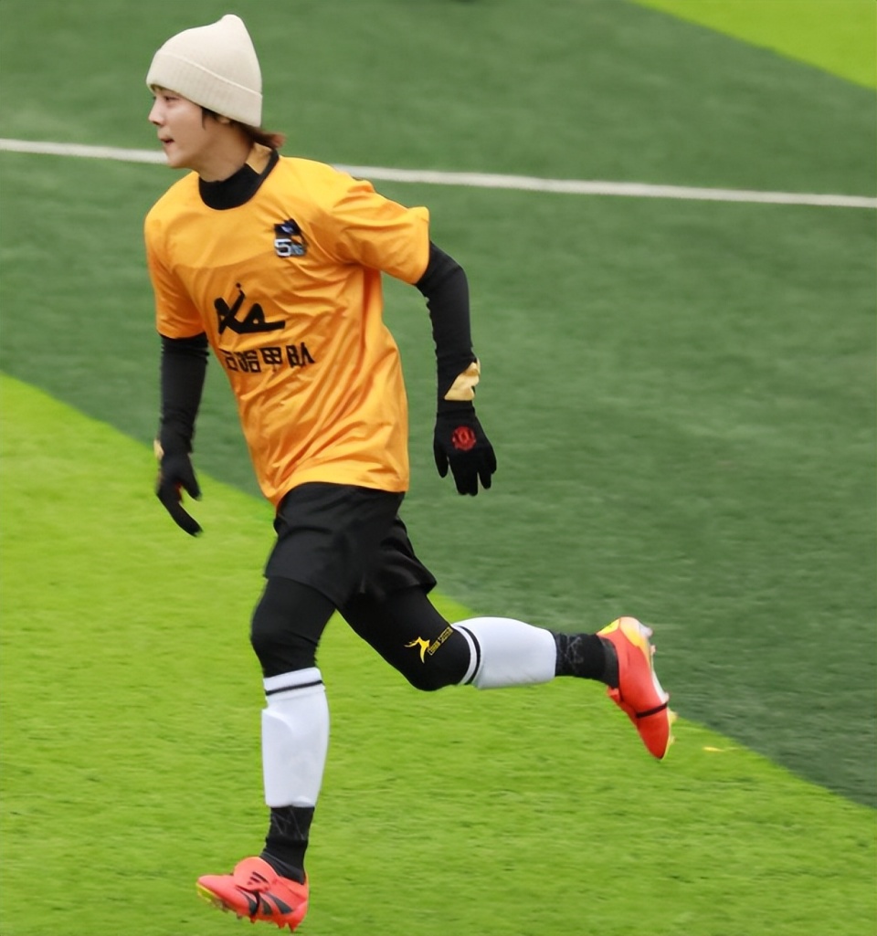 鹿晗现身贵州村超,踢进一球疯狂庆祝,用经典庆祝动作致敬c罗_腾讯新闻