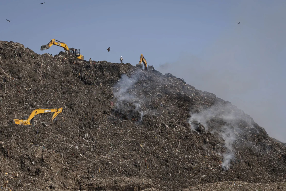 印度首都垃圾山烈焰冲天,居民苦不堪言
