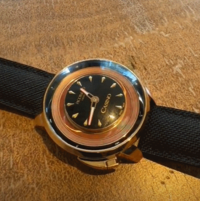 可以看出,这是个类"大转盘"设计的名表,底下的"casino"自然是告知了