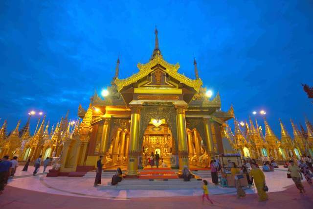 金碧辉煌的缅甸仰光大金塔,与印度尼西亚的婆罗浮屠塔和柬埔寨的吴哥