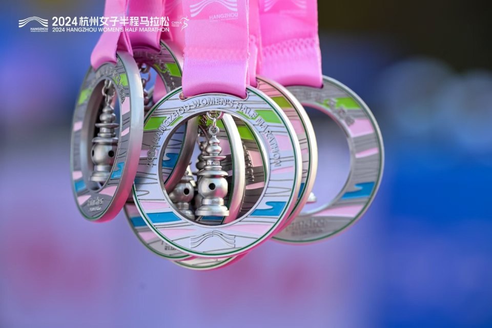 门前的泡泡雨,让起跑都变得很梦幻,很浪漫;洋溢着甜甜桂花味的奖牌,挂