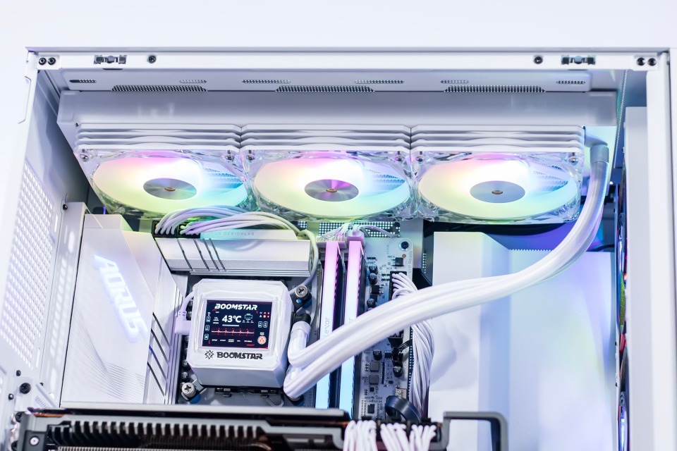 全白外观与屏幕加持,稳压满载300w,影驰星曜g360水冷散热器评测