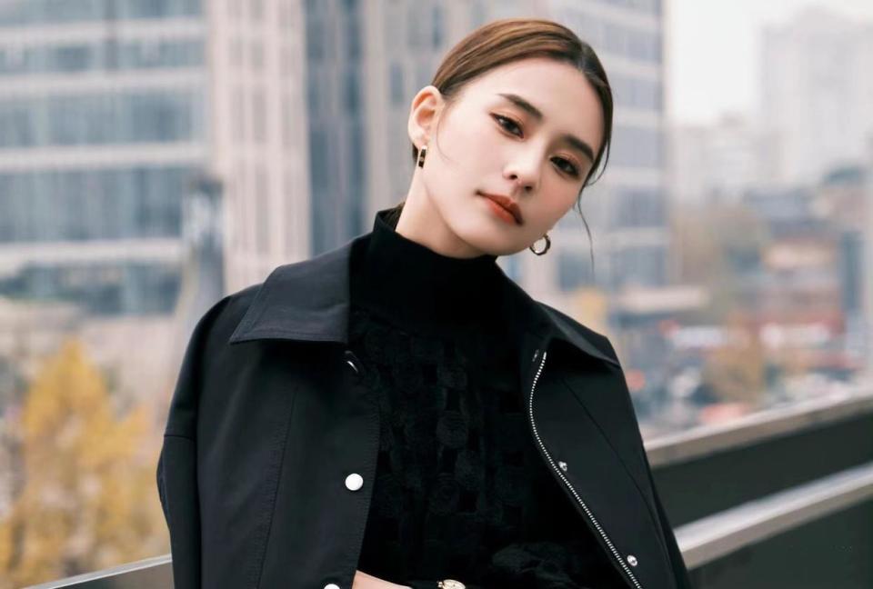 窦骁何超莲婚期将近,男方只身乘机飞巴厘岛,为婚礼事宜做准备