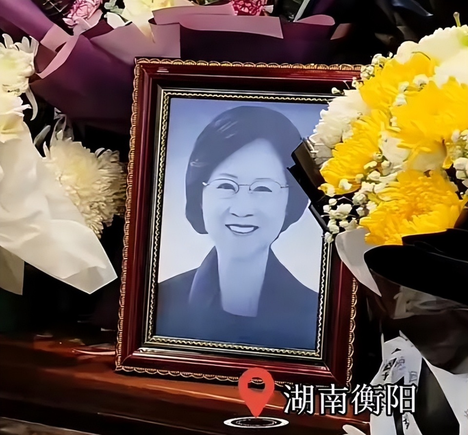 琼瑶遗照公开堂叔和村民排队悼念百姓到琼瑶故居冒雨送别