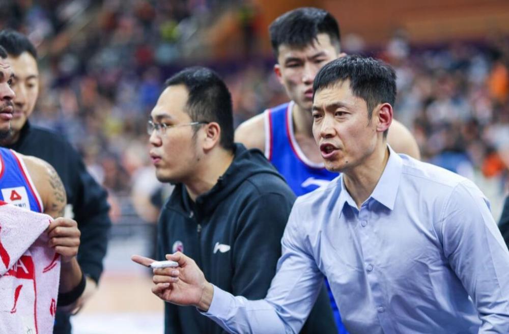 42岁张庆鹏早上5点带队进行核心训练 退役3年仍是一身腱子肉_腾讯新闻