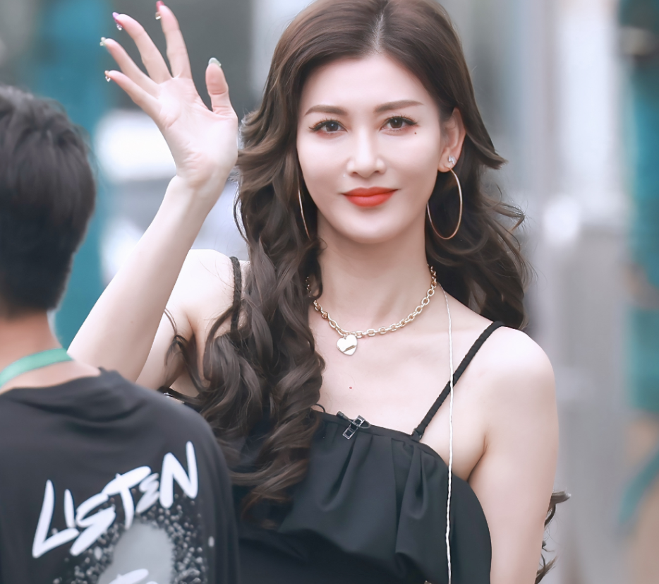 40岁的女明星也去拍短剧了,李彩桦去拍短剧,《以爱为刃》能否爆火!