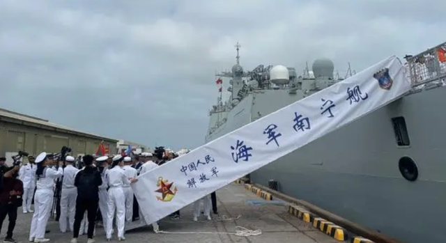 162南寧艦靠泊阿布扎比港引發轟動效應排隊等候登艦參觀