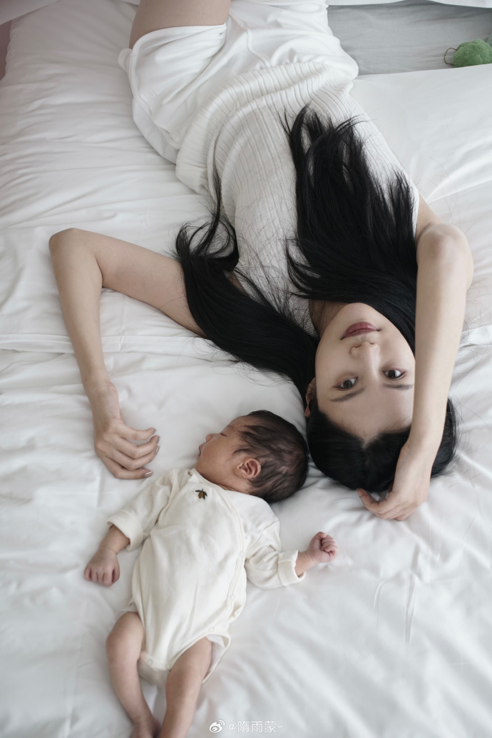 隋雨蒙晒出了早前官宣怀孕时的可爱卡通照,以及现在二宝出生后的卡通