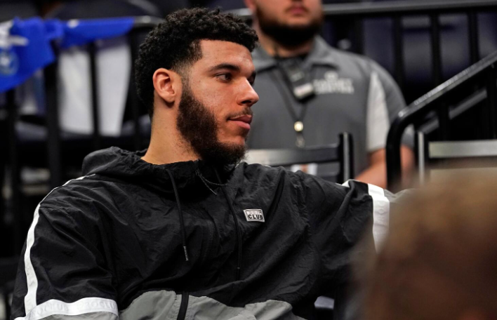 郎佐-鲍尔宣布下赛季复出被问到是否会出战下赛季的揭幕战,鲍尔公开