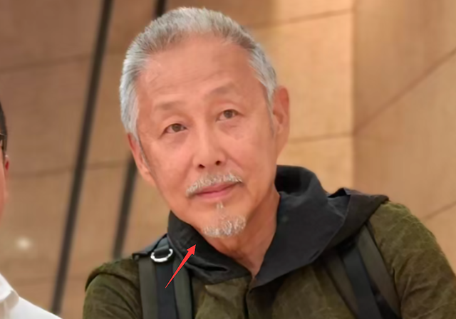 陈道明骑自行车逛商场,买名牌包提前给老婆庆生,头发全白老太多