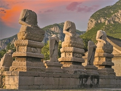 这座由北齐皇家开凿的石窟作为中国四大石窟之外的另一座高峰,有着