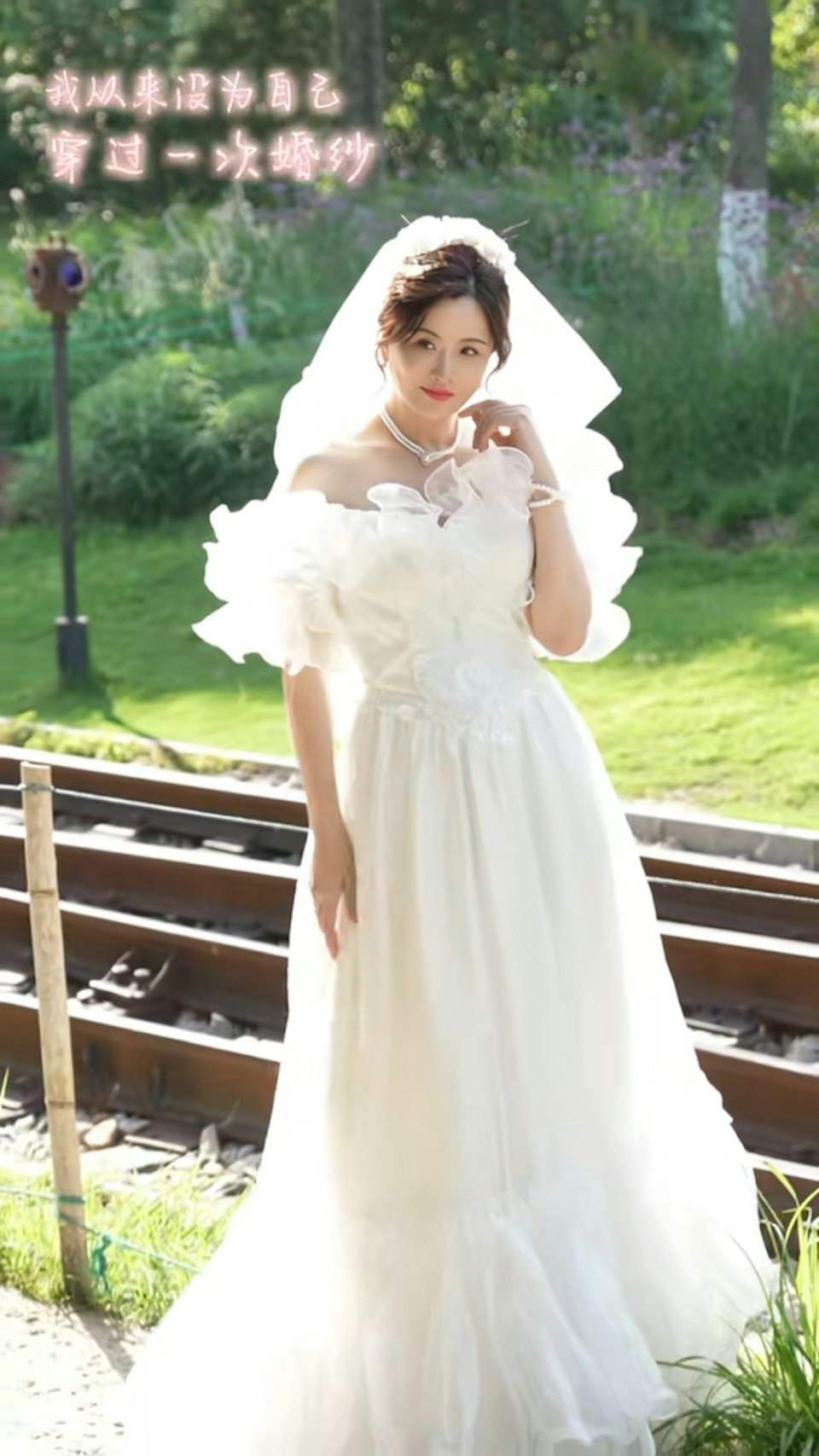 52岁tvb女星街头穿婚纱请路人拍照,曾出演多部经典港三:没结婚又如何