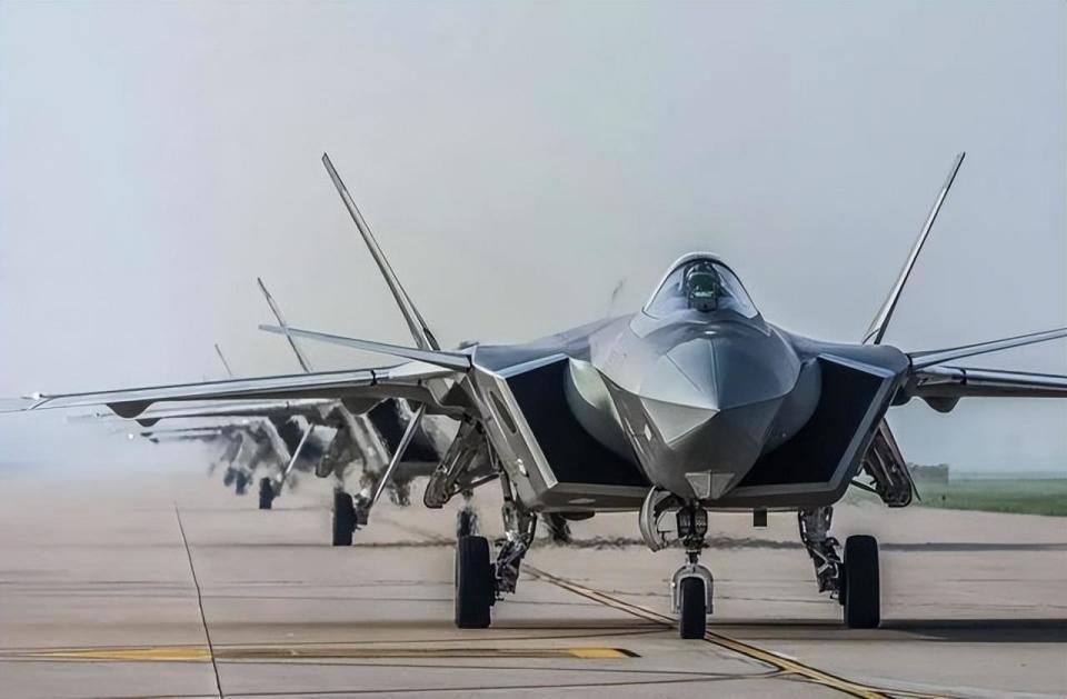 春节前夕,歼20堪比实战训练画面被披露,巨大过载拉断飞行员皮带_腾讯