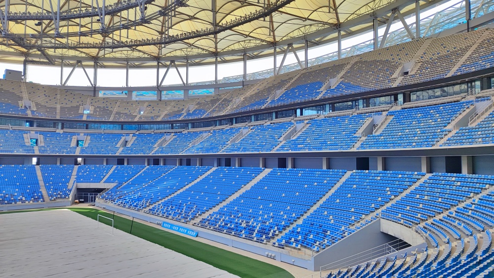 大连梭鱼湾足球场媒体开放日 中国首座三面环海足球场成大连新地标