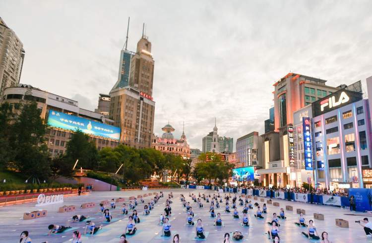 夜幕低垂,焕新后的南京路世纪广场又迎来新玩法——瑜伽,音乐,光影